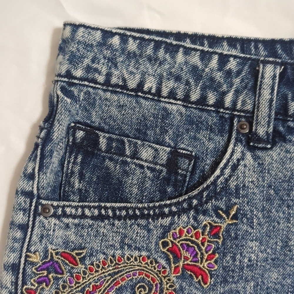 BDG Freja Embellished Mid-Rise Denim Cutoff Short, Color Bandana Wash Size 27 - Picture 8 of 16